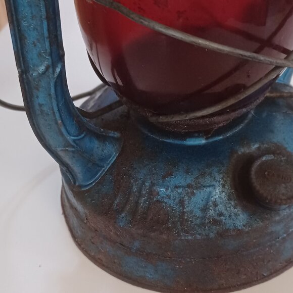 VINTAGE DIETZ LITTLE WIZARD LANTERN W/Red Glass GLOBE - Picture 3 of 8